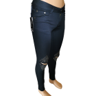 Juodi moteriški džinsai su plėšytais keliais